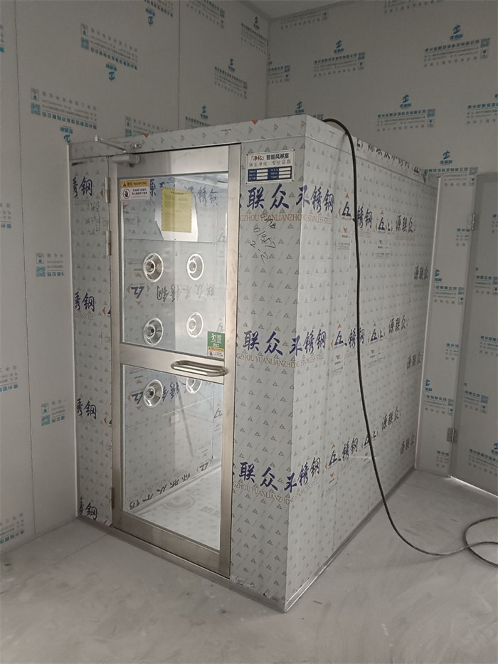 臨沂廣麥?zhǔn)称酚邢薰撅L(fēng)淋室安裝現(xiàn)場(chǎng)